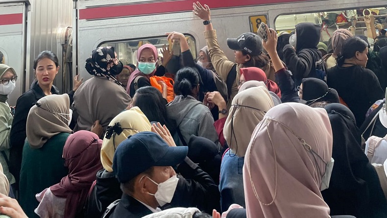 KRL Commuter Line Kembali Gangguan, Penumpang Menumpuk di Manggarai