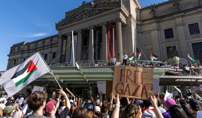Ratusan Demonstran Pro-Palestina Duduki Museum Brooklyn New York, Bentrok dengan Polisi