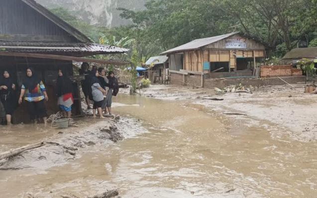 Banjir Bandang Terjang Ngarai Sianok Bukittinggi, Puluhan Warga Mengungsi