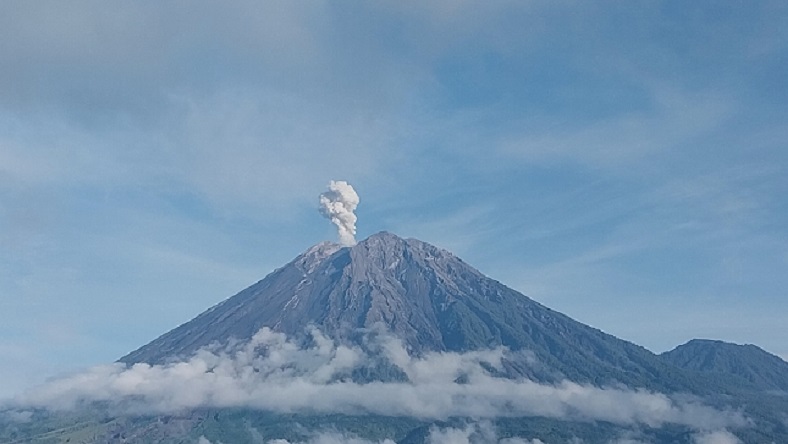 Gunung Semeru Kembali Erupsi Muntahkan Lava Pijar 1,5 Km, Waspadai Awan Panas