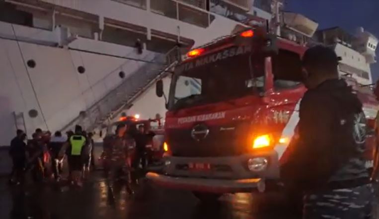 KM Umsini Terbakar di Pelabuhan Makassar, Ribuan Penumpang Panik dengar Ledakan