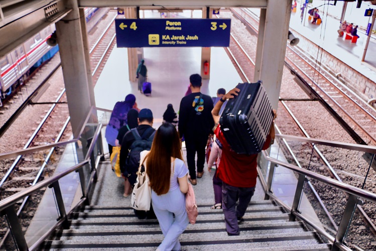Ojol Demo Besar-besaran di Jakarta, Kereta Api Jarak Jauh Berhenti di Stasiun Jatinegara