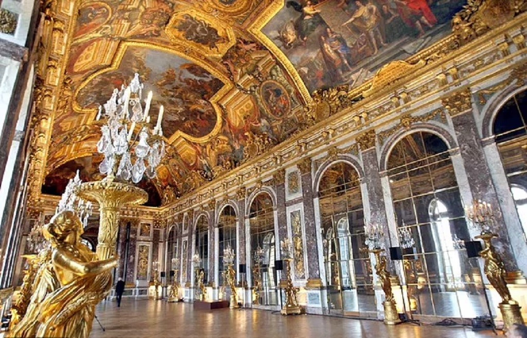 Istana Versailles Prancis Terbakar, Bangunan Bersejarah dari Abad Ke-18