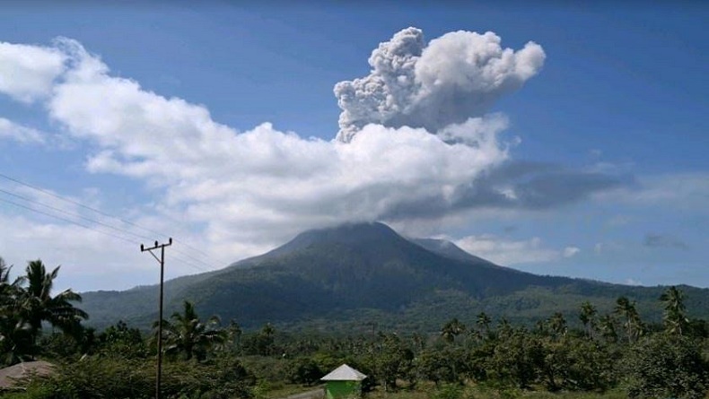 Gunung Ibu Kembali Erupsi Pagi Ini, Muntahkan Abu Vulkanik 2000 Meter