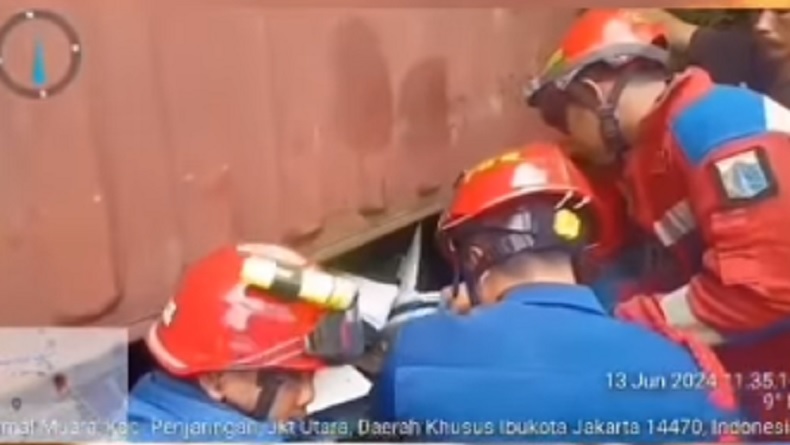Momen Dramatis Evakuasi Warga Tertimpa Truk Kontainer di Jakut