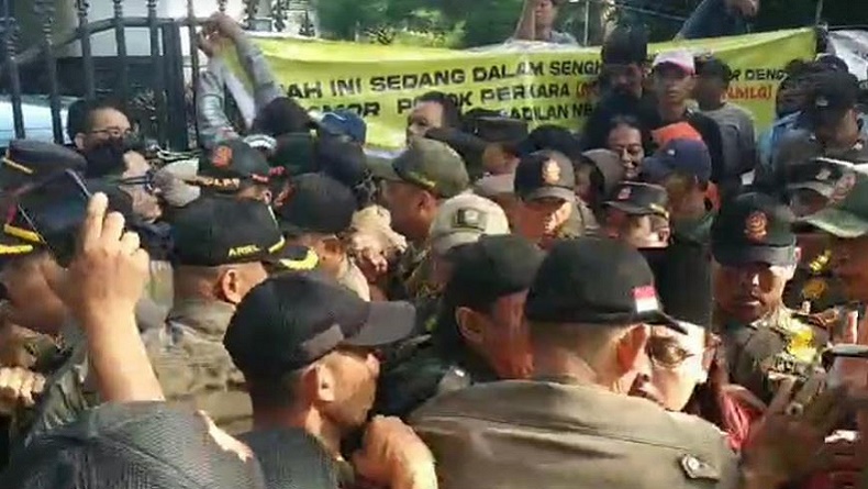 Ricuh Eksekusi Pengosongan Rumah Dinas di Malang, Petugas Diadang Ahli Waris hingga Preman