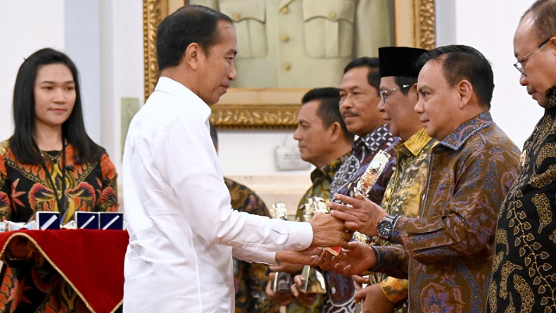 Sukses Kendalikan Inflasi Sultra, Pj Gubernur Terima Penghargaan Presiden Jokowi