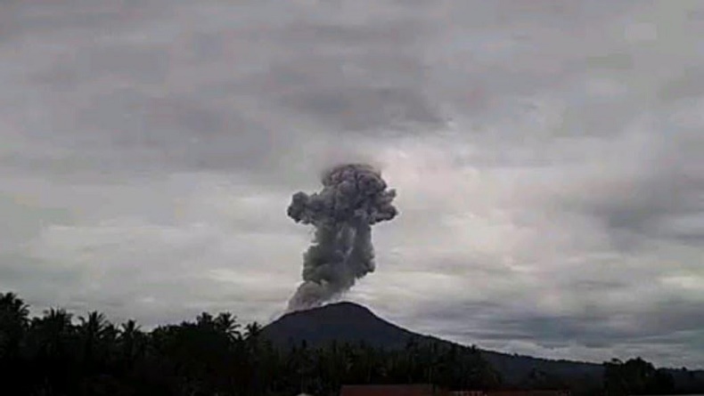Gunung Ibu di Maluku Utara Erupsi Dahsyat, Semburkan Abu Vulkanis Setinggi 2.000 Meter