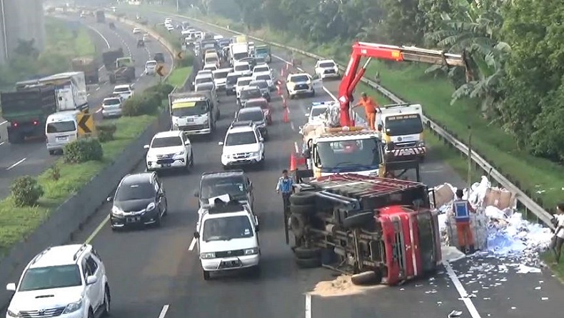 Kecelakaan di Tol Purbaleunyi, Truk Terbalik Ditabrak Bus dari Belakang Langsung Kabur