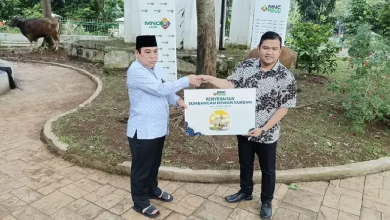 MNC Peduli dan MNC Land Salurkan Sapi Kurban untuk Warga Wates Jaya Bogor