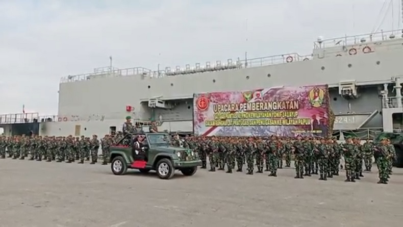 Gunakan Kapal Perang, 450 Prajurit TNI Yonif 141/AYJP Diberangkatkan ke Papua 