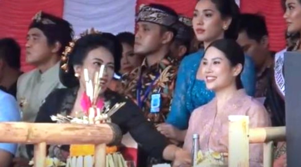 Hadiri Pesta Kesenian Bali Ke-46, Angela Tanoesoedibjo Tampil Anggun Mengenakan Kebaya