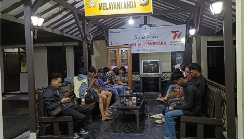 Polisi Gerebek Kosan di Bogor, Belasan Muda-Mudi Pesta Miras dan Kumpul Kebo Diamankan