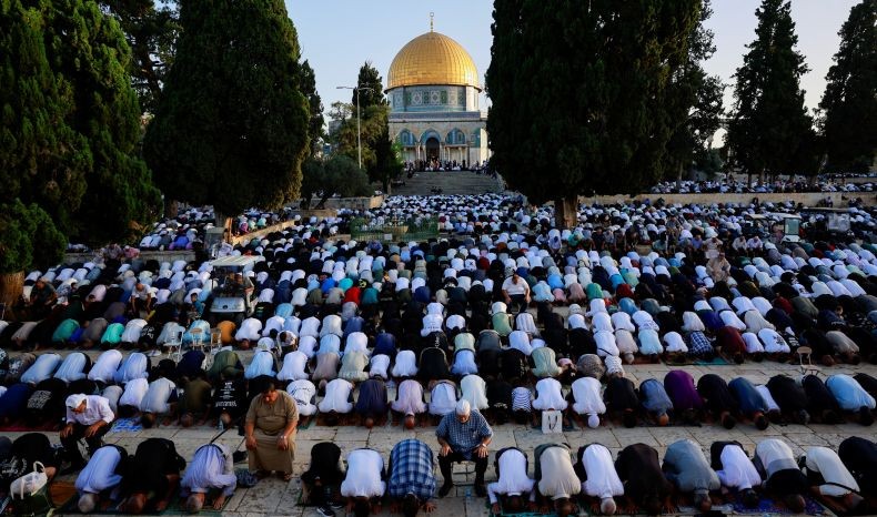 Puluhan Ribu Muslim Palestina Padati Masjid Al Aqsa Laksanakan Shalat Idul Adha