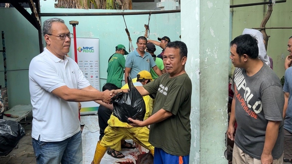 Terima Daging Kurban dari MNC Peduli, Warga Kecamatan Menteng Bersyukur 