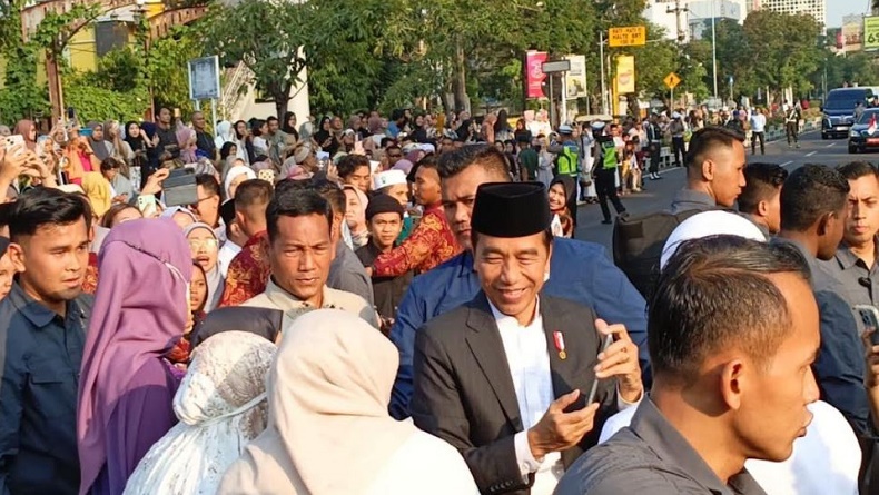 Jokowi Diserbu Warga usai Salat Id di Simpang Lima Semarang, Berebut Swafoto