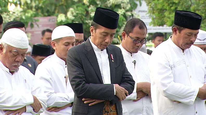 Momen Jokowi Salat Idul Adha di Simpang Lima Semarang