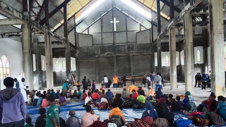 OPM Terus Ganggu Wilayah Bibida, Warga Mengungsi ke Gereja Pakai Truk TNI