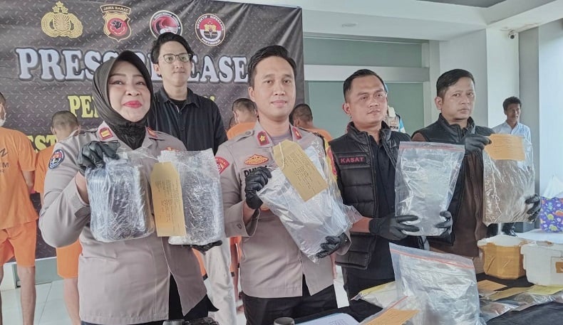 Polisi Bongkar Laboratorium Tembakau Sintetis di Tangsel dan Jakarta, 8 Tersangka Ditangkap