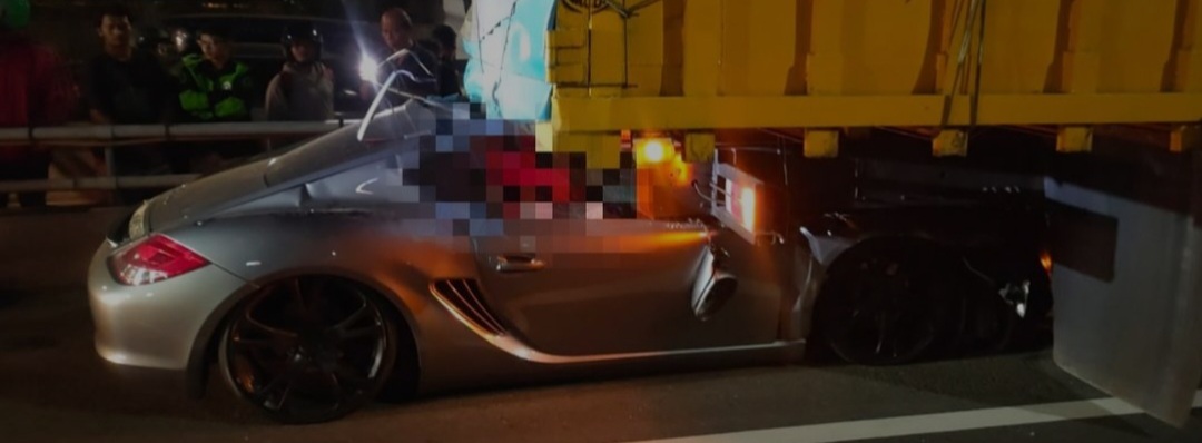 Tabrak Truk di Tol Dalam Kota, Mobil Sport Ringsek
