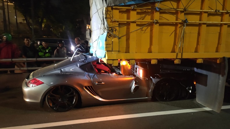 6 Fakta Porsche Tabrak Truk di Tol Jakarta, Mobil Hancur Terseret 150 Meter