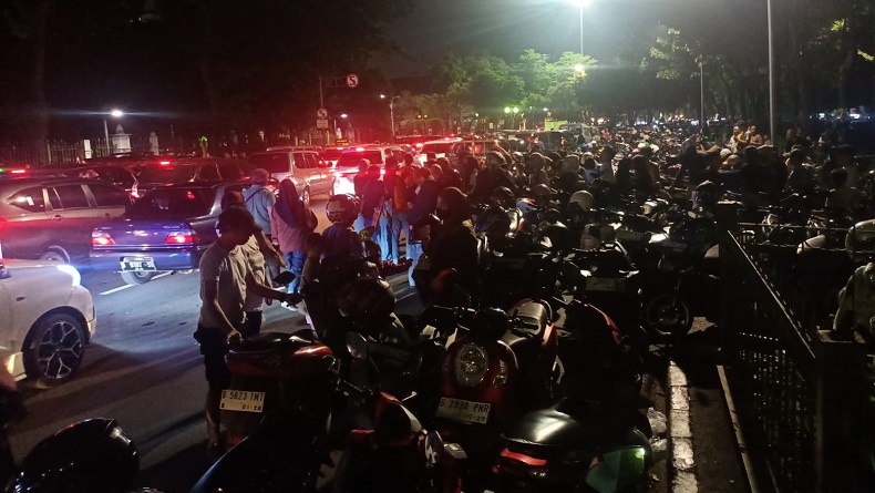 Jalan Sekitar Monas Macet Parah Jelang Puncak HUT ke-497 DKI, Banyak Parkir Liar