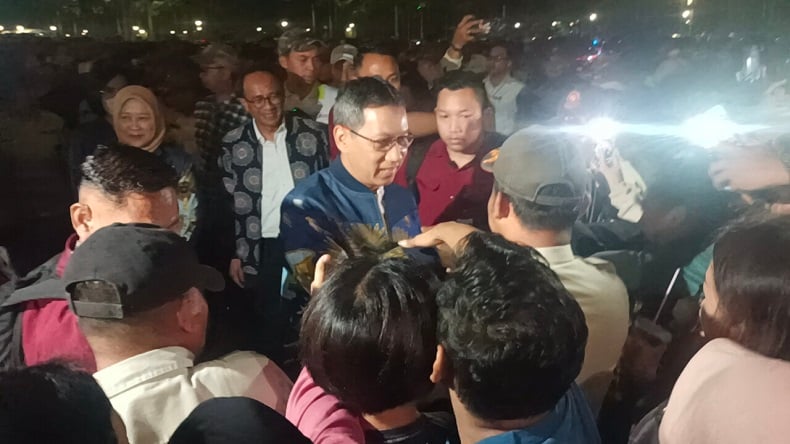 Momen Heru Budi Bagi-bagi Hadiah di Puncak HUT ke-497 Jakarta di Monas
