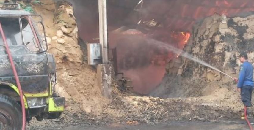 Kebakaran Gudang di Sidoarjo, 4 Kendaraan dan Belasan Ton Bekatul Ludes Dilalap Api