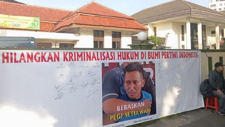 Jelang Sidang Praperadilan, Spanduk Bebaskan Pegi Setiawan Terbentang di Pagar PN Bandung