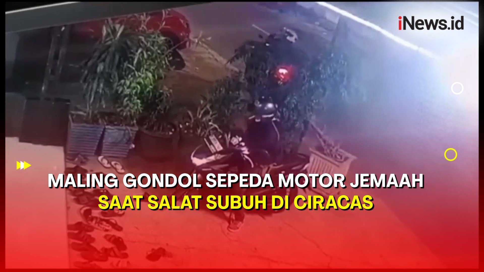 Terekam CCTV, Maling Gondol Sepeda Motor Jemaah saat Salat Subuh di Ciracas Jakarta Timur