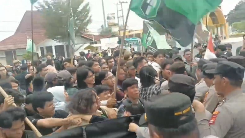 Demo Tolak Tapera Ricuh, Massa HMI Berupaya Terobos Masuk Gedung DPRD Bengkulu