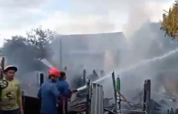 Bakal Cabup Perindo Darmawangsyah Bantu Korban Kebakaran Rumah di Gowa