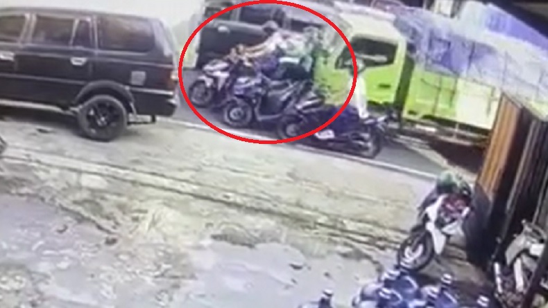 Truk Boks Diduga Rem Blong Tabrak 4 Pengendara Motor di Cianjur, Korban Dilarikan ke RS