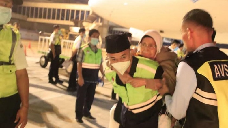 Kloter Pertama Jemaah Haji Embarkasi Padang Tiba di Tanah Air, 1 Orang Meninggal