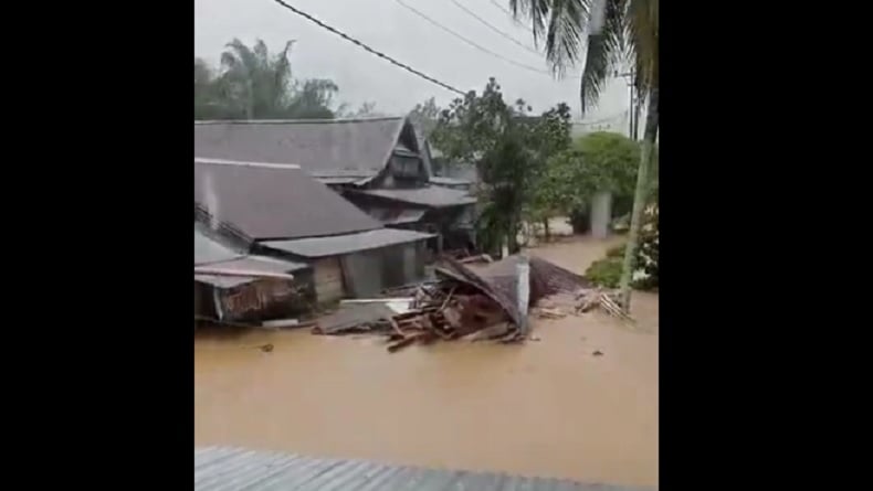 Detik-Detik Rumah di Donggala Hanyut Terbawa Arus Banjir 