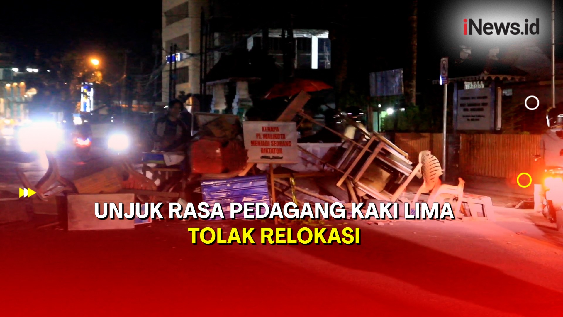 Tolak Relokasi, PKL Blokade Jalan hingga Buat Pocong-Pocongan di Singkawang 