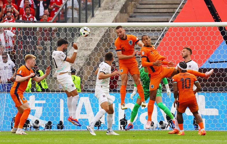 Hasil Euro 2024: Malen Cetak Gol Bunuh Diri, Belanda Tertinggal 0-1 Vs Austria di Babak Pertama