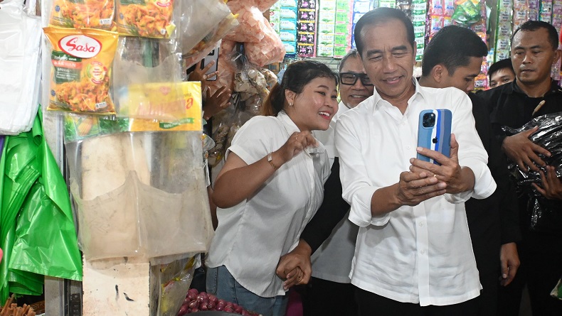 Jokowi Tinjau Pasar di Kotawaringin Timur, Pastikan Stabilitas Harga Pangan