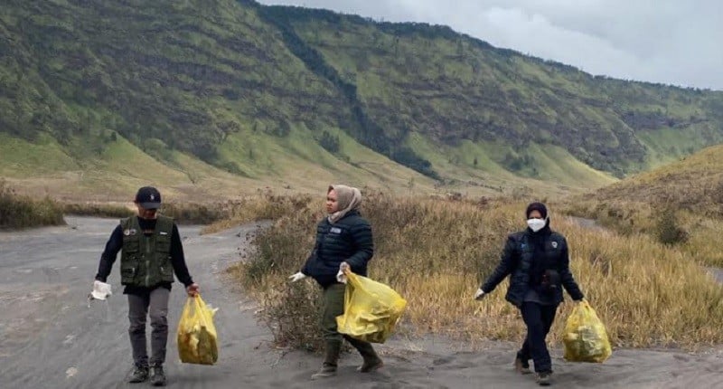 Viral 5 Ton Lebih Sampah Plastik Diangkut dari Gunung Bromo