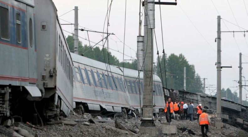Kereta Api Penumpang Anjlok di Rusia, 70 Orang Luka