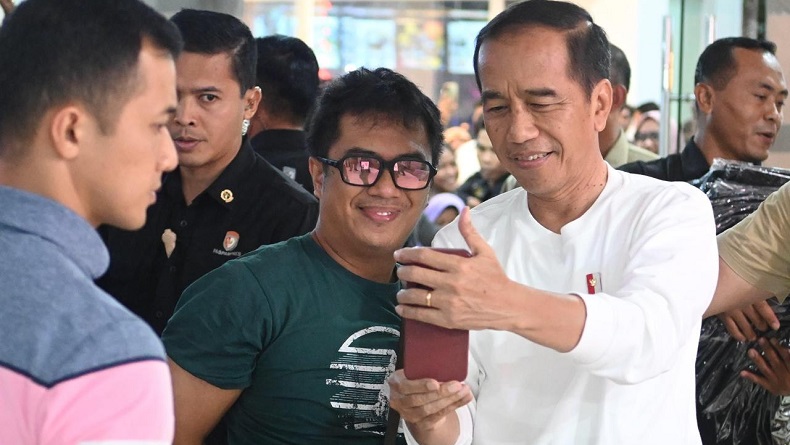 Momen Jokowi Sambangi Mal di Palangkaraya, Layani Permintaan Foto Warga