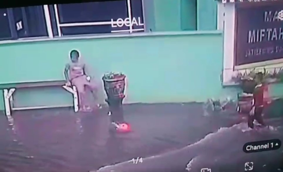 Terekam CCTV, Bocah 6 Tahun di Bekasi Hanyut di Saluran Air saat Kejar Mainan
