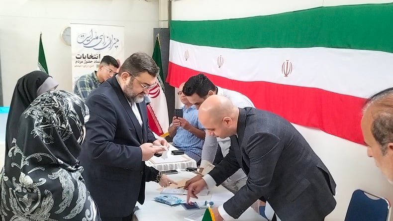 Potret Warga Iran di RI Datangi Kantor Kedubes Nyoblos Pilpres