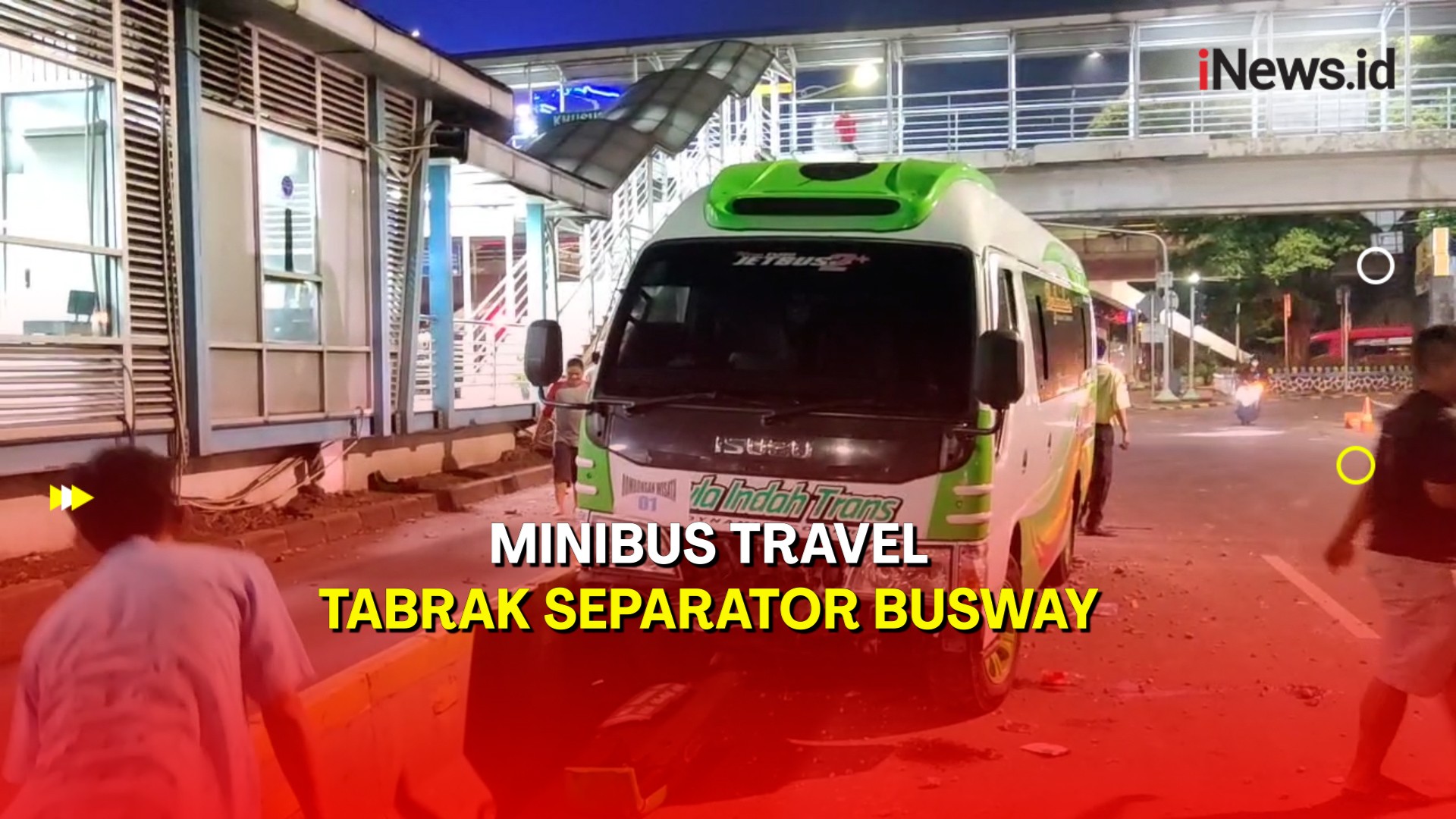 Minibus Travel Tabrak Separator Busway di Jaktim, Diduga Karena Minim Rambu Lalu Lintas
