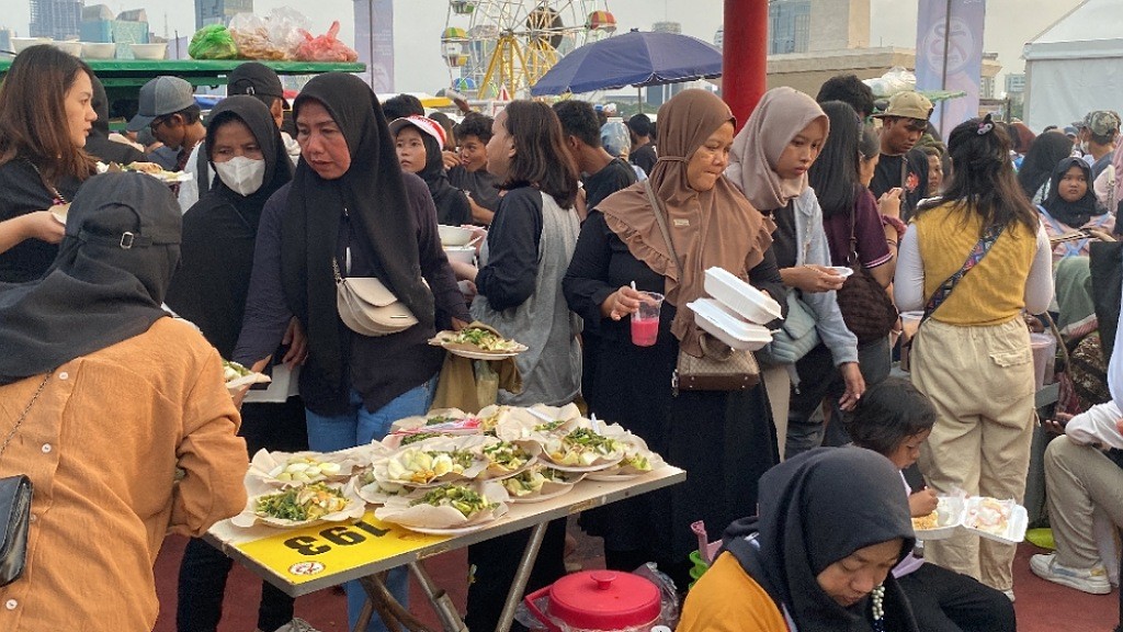 Seru! Makan Gratis di Pesta Rakyat HUT Bhayangkara Ke-78 di Monas Langsung Ludes
