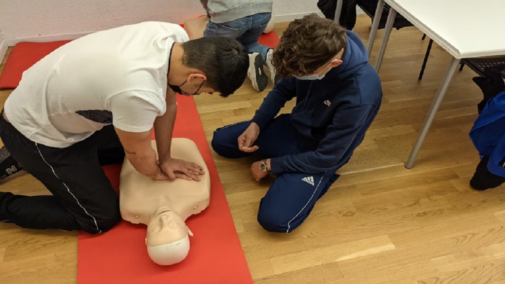 Pentingnya Pertolongan Pertama CPR untuk Atlet yang Terkapar di Lapangan, Tak Perlu Menunggu Dipindahkan