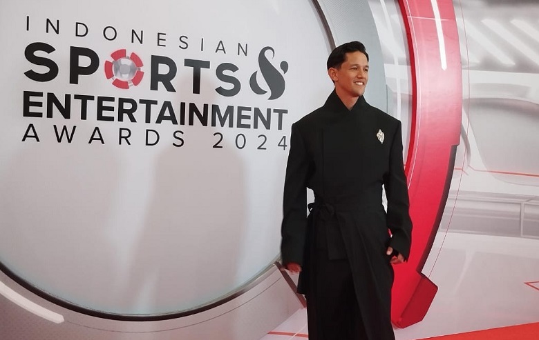 Super Elegan! Ini Potret Irfan dan Jannifer Bachdim di Red Carpet Indonesian Sports and Entertainment Awards 2024