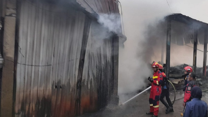 Kebakaran Landa Pasar Induk Kemang Bogor, 60 Kios Dilahap Api
