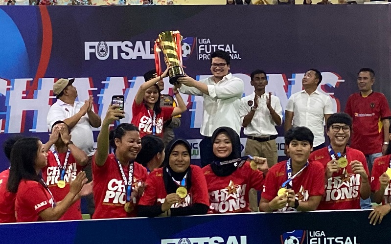 Kebumen United Angels Juara Liga Futsal Profesional Putri 2023-2024, Ketua Harian FFI Michael Victor Sianipar Serahkan Trofi