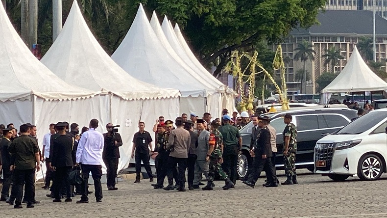 Prabowo Hadiri Puncak Hari Bhayangkara ke-78 di Monas usai Operasi Kaki